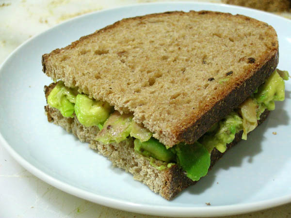 Sandwich de pollo y aguacate